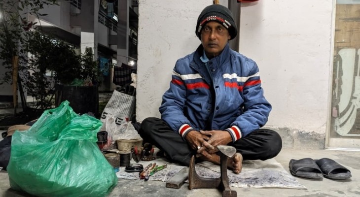 ২৪ বছর ধরে হলের ধুলোমাখা করিডোরের এক নীরব সেবক